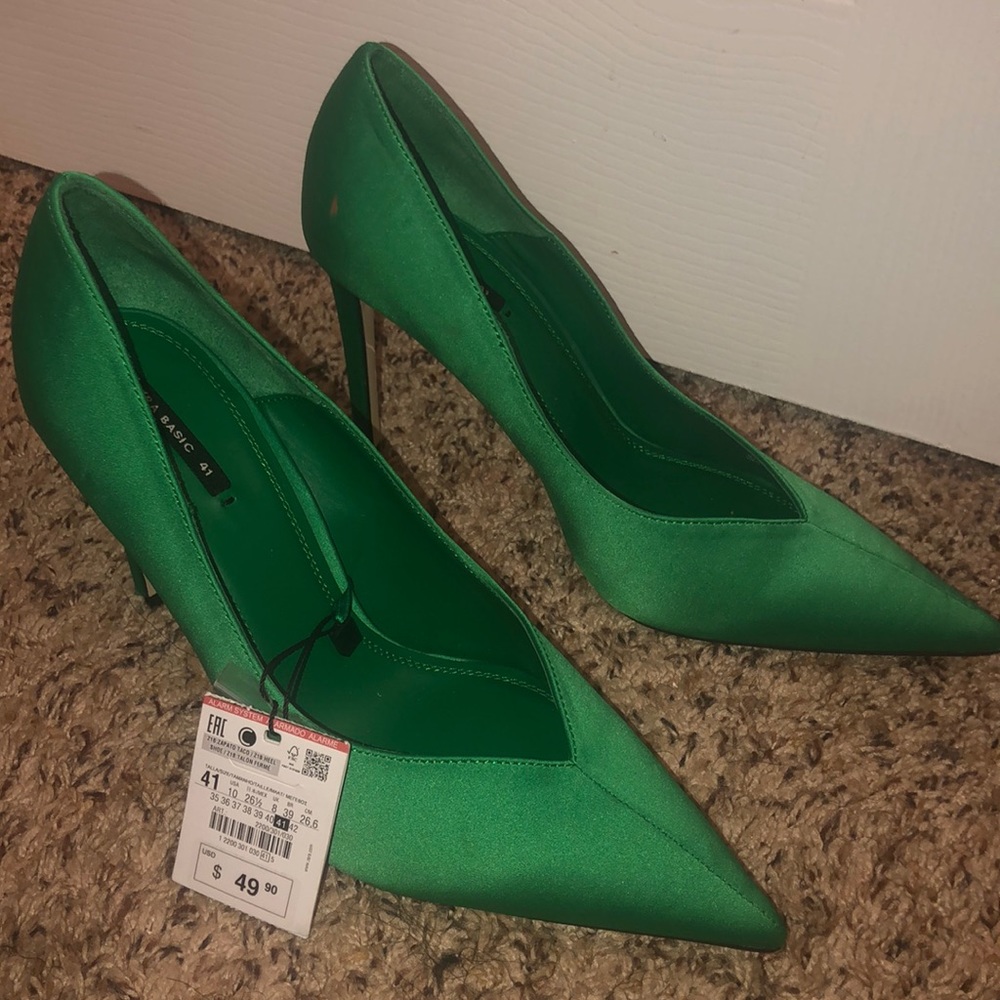 Pointed closed toe heels